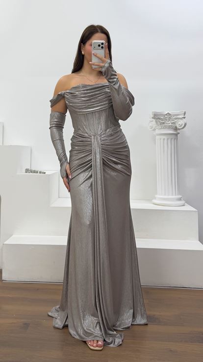 Vestido de noche gris de talla grande con detalles de guantes 