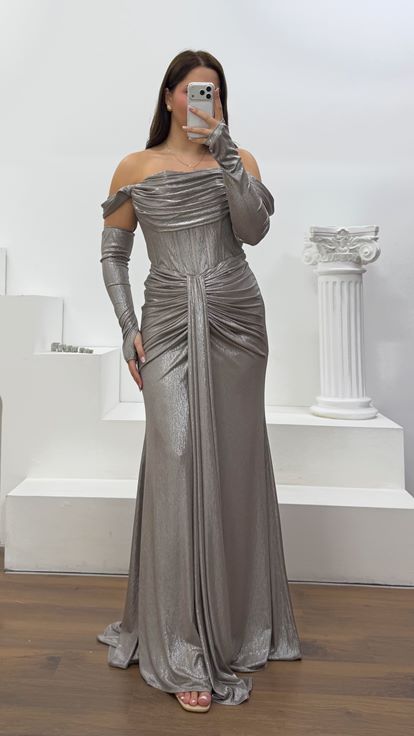 Vestido de noche gris de talla grande con detalles de guantes 