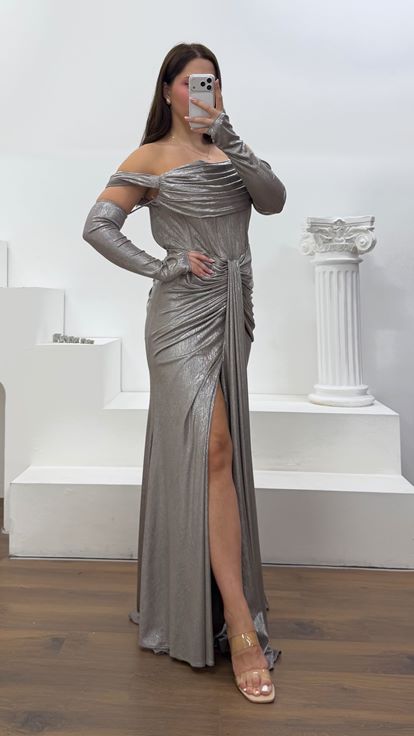 Vestido de noche gris de talla grande con detalles de guantes 