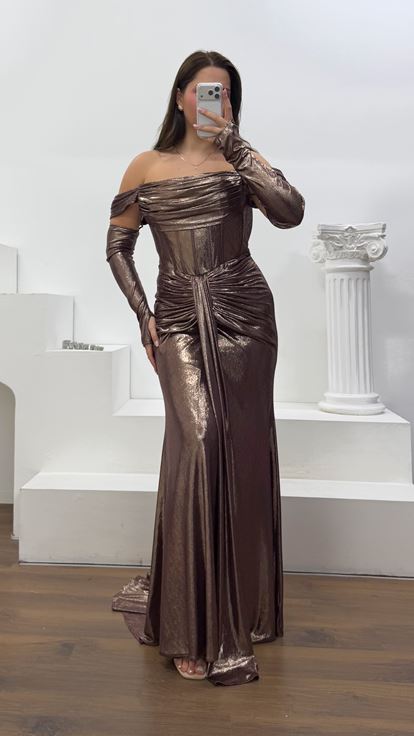 Vestido de noche de talla grande con detalle de guante color cobre