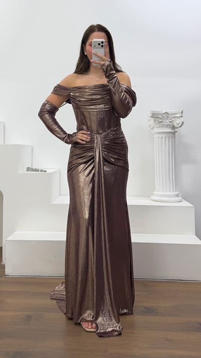 Vestido de noche de talla grande con detalle de guante color cobre