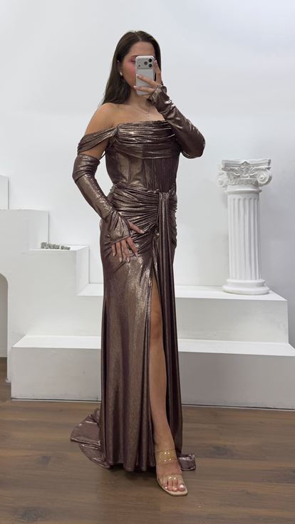 Vestido de noche de talla grande con detalle de guante color cobre