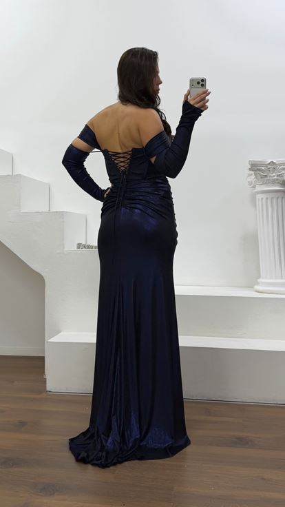 Vestido de noche azul marino de talla grande con detalle de guantes