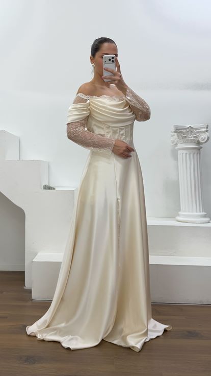Vestido de noche de talla grande con corsé de satén color hueso