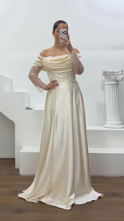 Vestido de noche de talla grande con corsé de satén color hueso