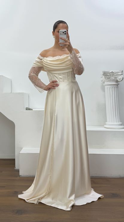 Vestido de noche de talla grande con corsé de satén color hueso