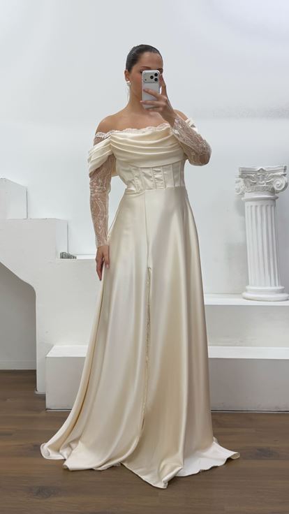 Vestido de noche de talla grande con corsé de satén color hueso
