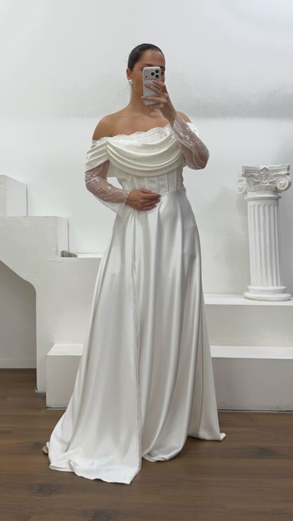 Vestido de noche de talla grande con corsé de satén blanco