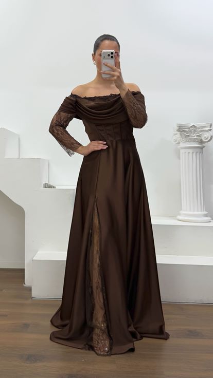 Vestido de noche de talla grande con corsé de satén marrón