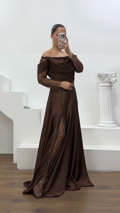 Vestido de noche de talla grande con corsé de satén marrón