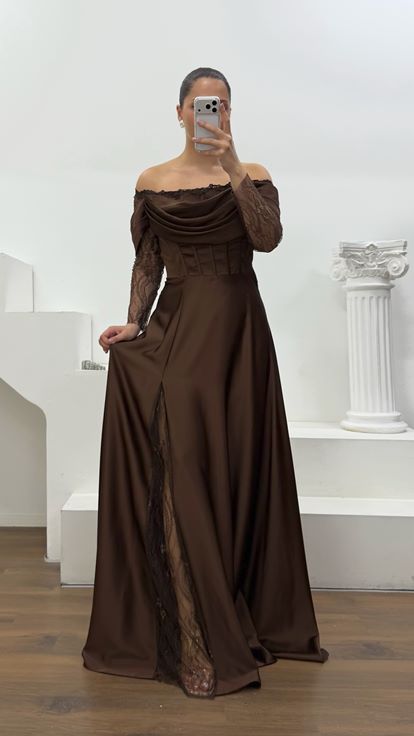 Vestido de noche de talla grande con corsé de satén marrón