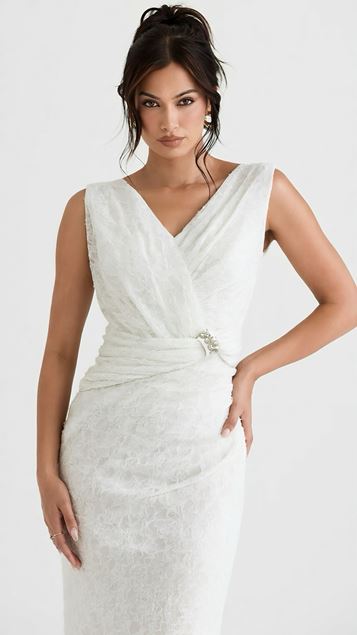Vestido de noche blanco con escote en V y lentejuelas
