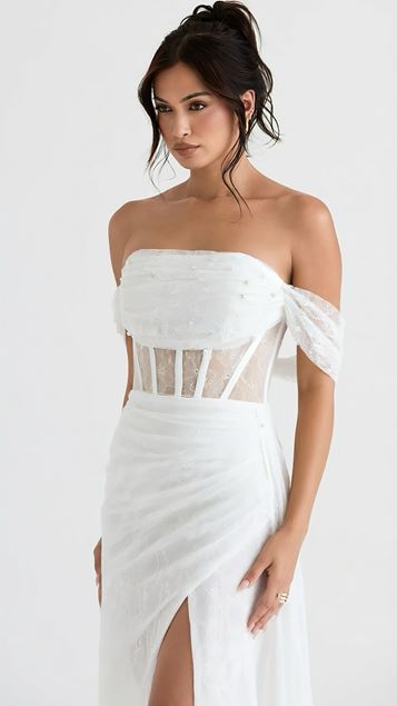 Vestido de noche de encaje drapeado con perlas blancas