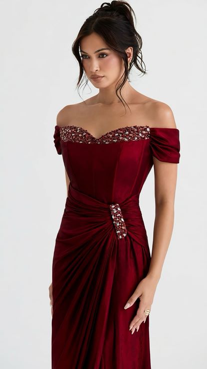 Abito da sera rosso con spalle scoperte e decorazioni in cristallo
