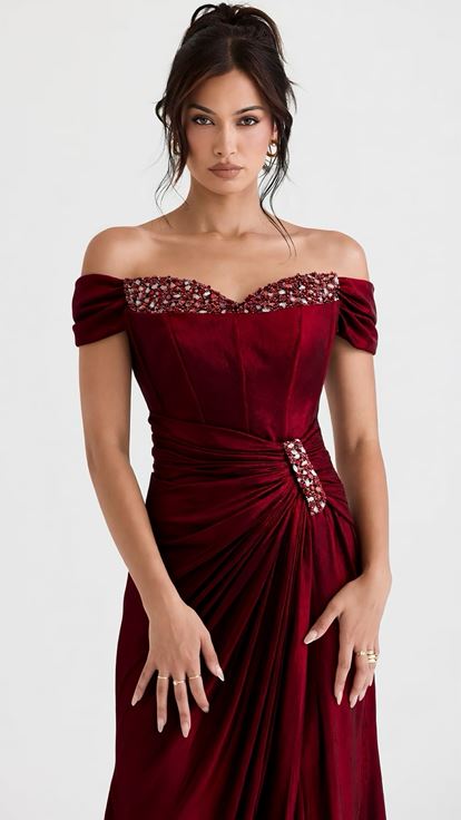 Abito da sera rosso con spalle scoperte e decorazioni in cristallo