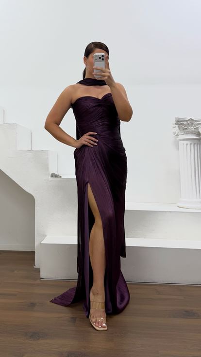 Vestido de noche plisado sin tirantes color ciruela  talla grande