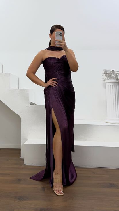 Vestido de noche plisado sin tirantes color ciruela  talla grande