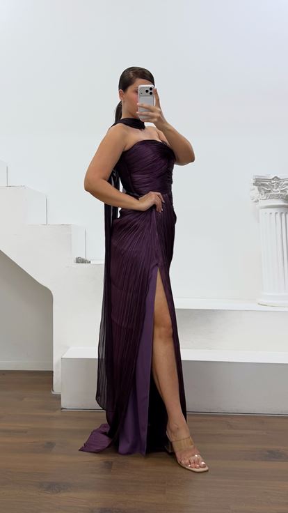 Vestido de noche plisado sin tirantes color ciruela  talla grande