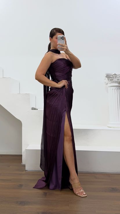 Vestido de noche plisado sin tirantes color ciruela  talla grande