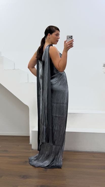 Vestido de noche plisado sin tirantes color antracita  talla grande
