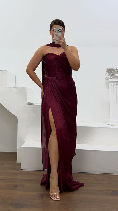Vestido de noche burdeos sin tirantes plisado de talla grande