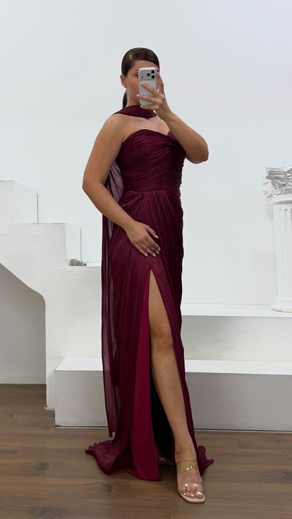 Vestido de noche burdeos sin tirantes plisado de talla grande
