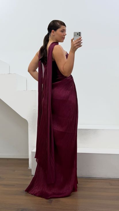 Vestido de noche burdeos sin tirantes plisado de talla grande