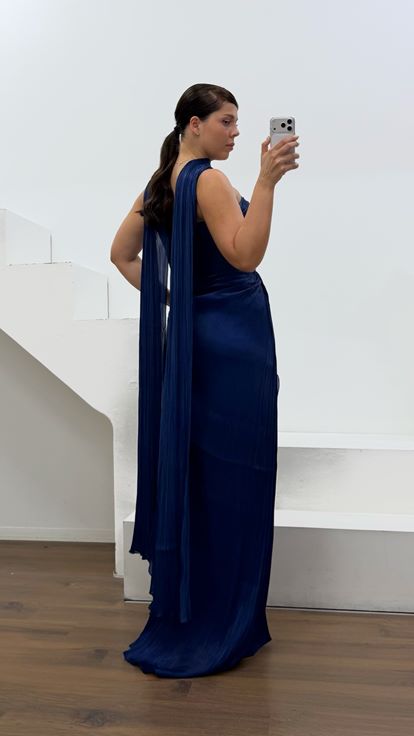 Vestido de noche azul marino sin tirantes plisado de talla grande