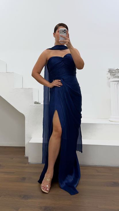 Vestido de noche azul marino sin tirantes plisado de talla grande