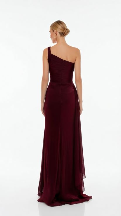Abito da sera in chiffon bordeaux monospalla con dettaglio drappeggiato