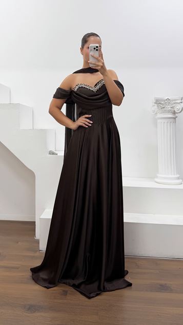 Vestido de Noche Marrón de Satén Crepé con Pedrería