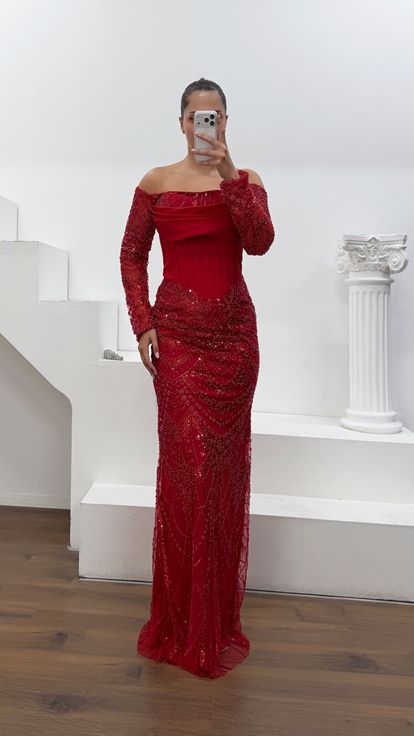 Vestido de Noche Rojo de Tul con Pedrería y Hombros Descubiertos