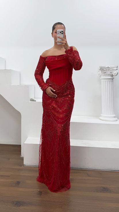 Vestido de Noche Rojo de Tul con Pedrería y Hombros Descubiertos