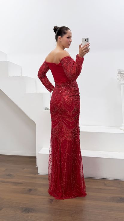 Vestido de Noche Rojo de Tul con Pedrería y Hombros Descubiertos