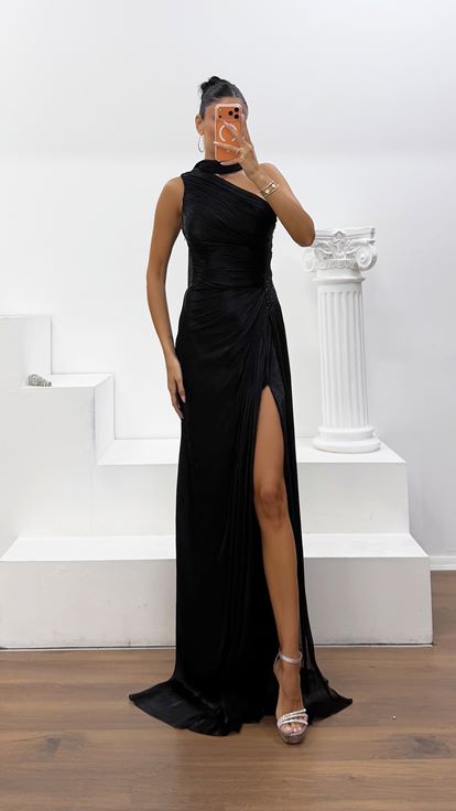 Siyah Tek Omuz Drape Detaylı Yırtmaçlı Dior Organze Abiye Elbise