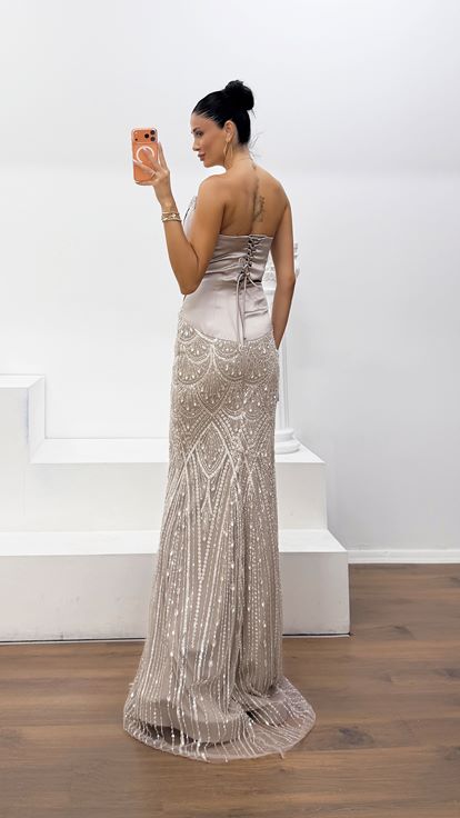 Abendkleid in Nerzbraun aus Kreppsatin mit Korsett und Kristallsteinen