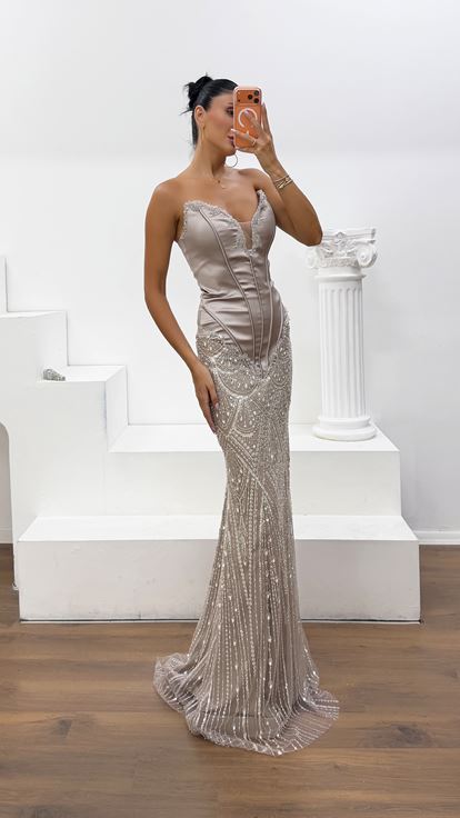 Abendkleid in Nerzbraun aus Kreppsatin mit Korsett und Kristallsteinen