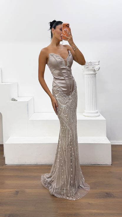 Abendkleid in Nerzbraun aus Kreppsatin mit Korsett und Kristallsteinen