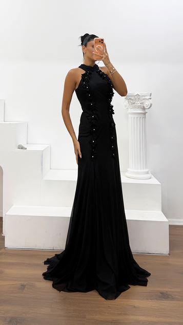 Schwarzes Abendkleid aus Krepp-Tüll mit Neckholder und Blumenapplikationen