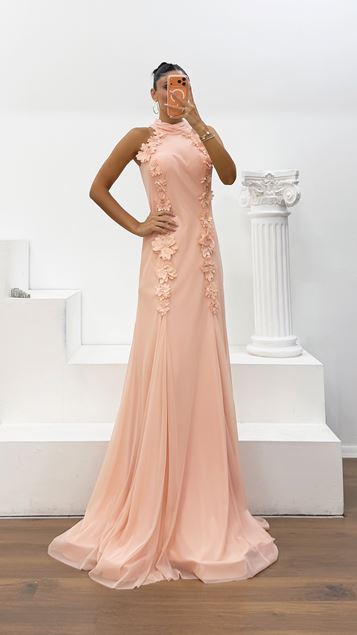 Langes Abendkleid aus Krepp-Tüll in Puder mit floralen Applikationen