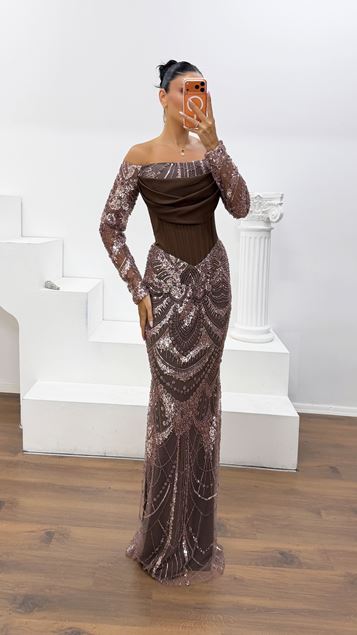 Braunes Schulterfreies Abendkleid aus Krepp mit Paillettendetails
