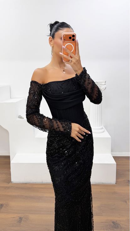 Abito da Sera in Crepe Nero con Paillettes e Spalle Scoperte