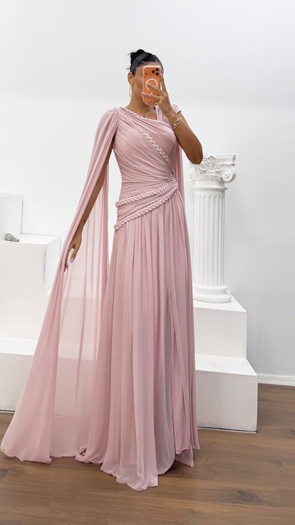 Abito da Sera in Chiffon Foderato Color Rosa Monospalla con Dettagli Intrecciati