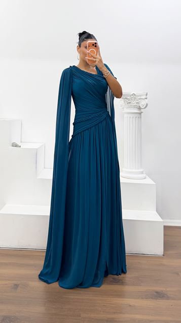 Abendkleid in Petrol mit Chiffonfutter und geflochtener Taille