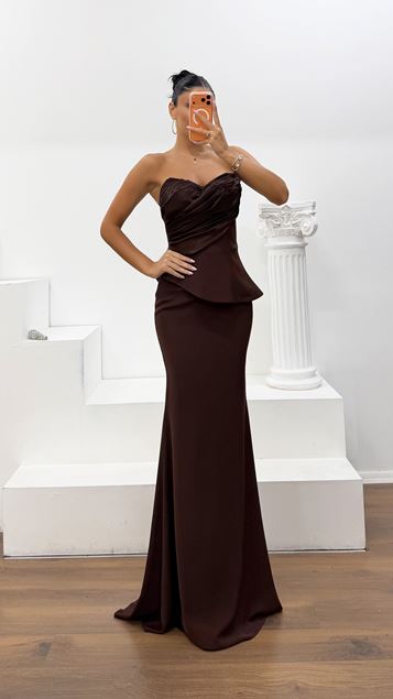 Braunes Trägerloses Abendkleid aus Kreppsatin mit Drapierung