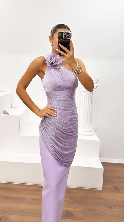 Abito da Sera Lilla in Organza Drappeggiata e Crêpe con Dettaglio Floreale