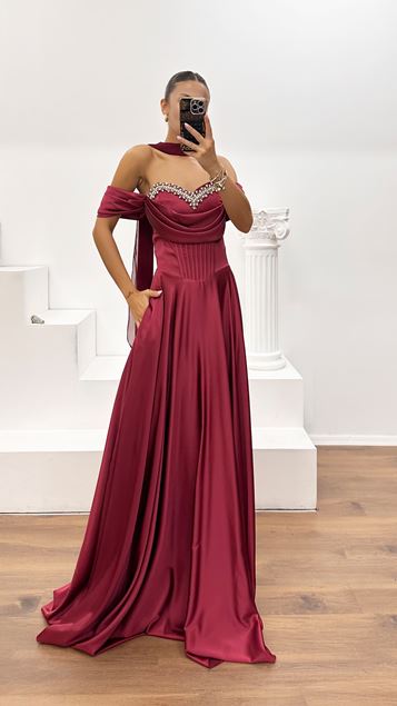 Weinrotes Abendkleid aus Kreppsatin mit Strasssteinen und Korsett