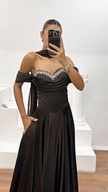 Braunes Abendkleid aus Kreppsatin mit Steinverzierung
