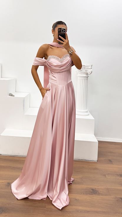 Puderrosa Schulterfreies Abendkleid aus Kreppsatin mit Steinverzierung