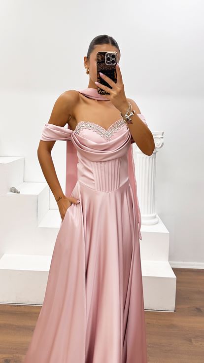 Puderrosa Schulterfreies Abendkleid aus Kreppsatin mit Steinverzierung
